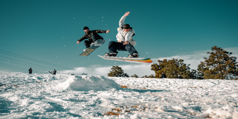 Jak wybrać deskę snowboardową? Poradnik dla początkujących