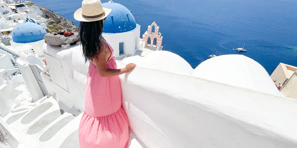 Długa sukienka – hit modowy na lato. Zobacz, która z gwiazd niemal się z nią nie rozstaje