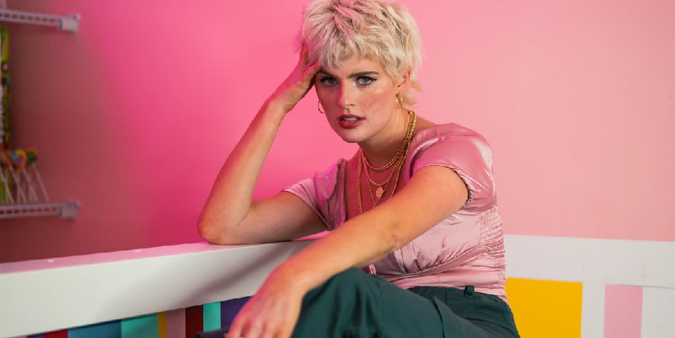 Szalona moda lat 80. w nowoczesnym wydaniu – zobacz, które gwiazdy sięgają po getry, neony i cętki