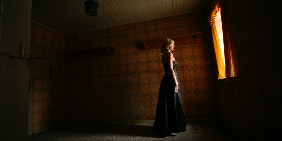 Kobieta w czarnej sukni