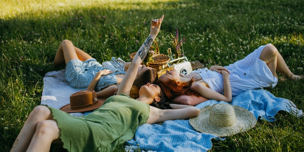 Kobiety w zielonej i niebieskiej sukience