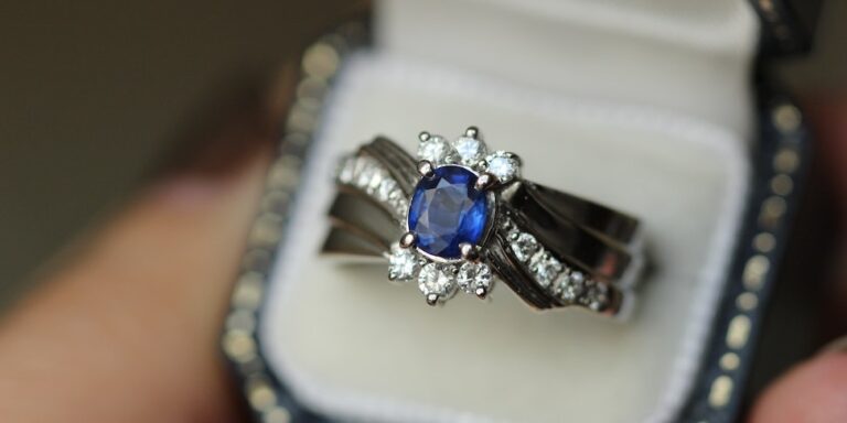 Ile powinien kosztować pierścionek zaręczynowy? Średnia cena pierścionka