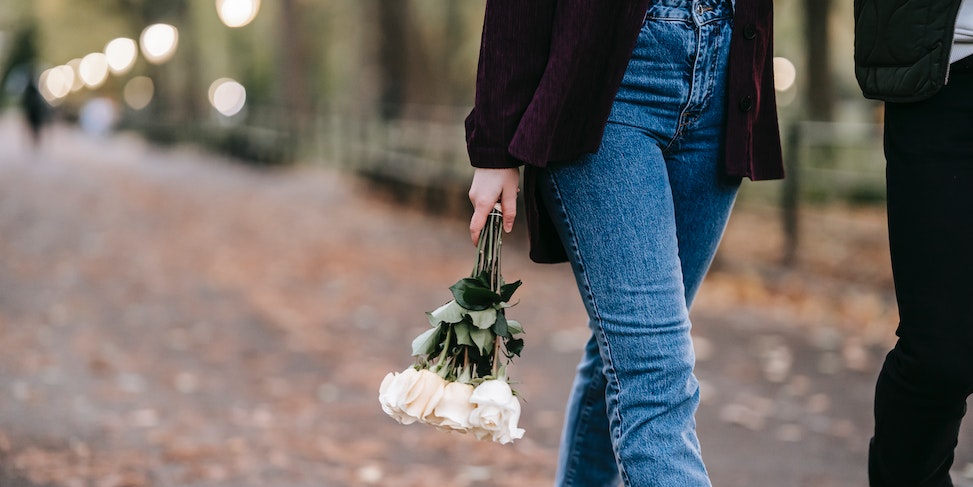 Osoba trzymająca bukiet białych róż