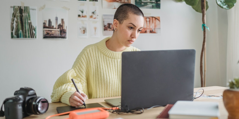 Kobieta używająca tableta graficznego do pracy