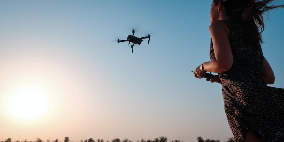 Kobieta sterująca dronem