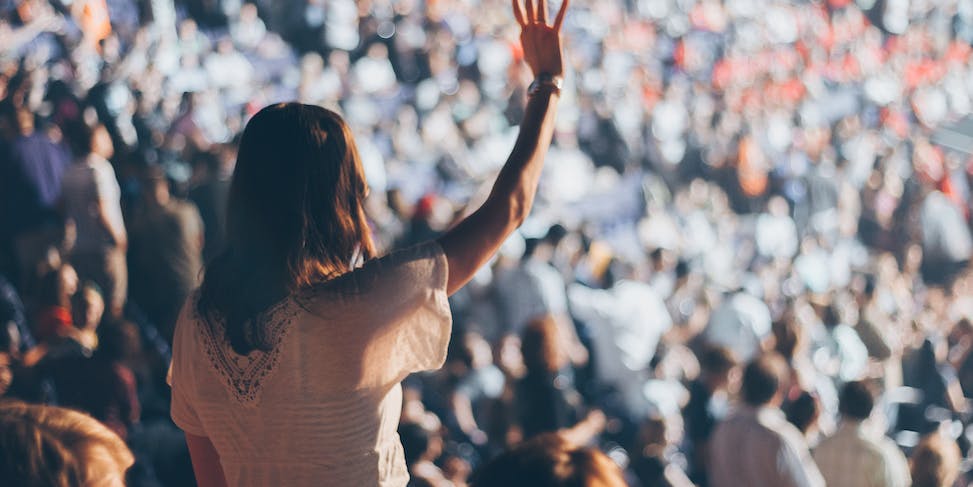 Kobieta bawiąca się na koncercir