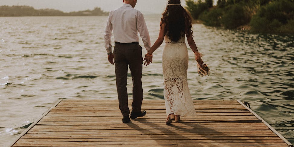 Para stojąca na pomoście