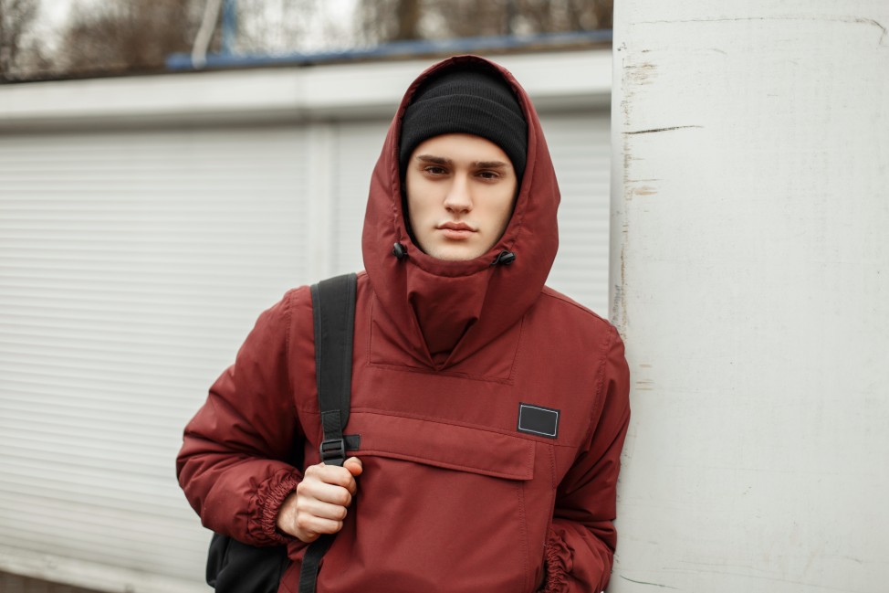 Chłopak ubrany w streetwearowym stylu