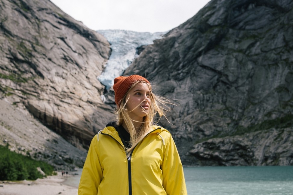 Dziewczyna w wyjątkowej górskiej scenerii