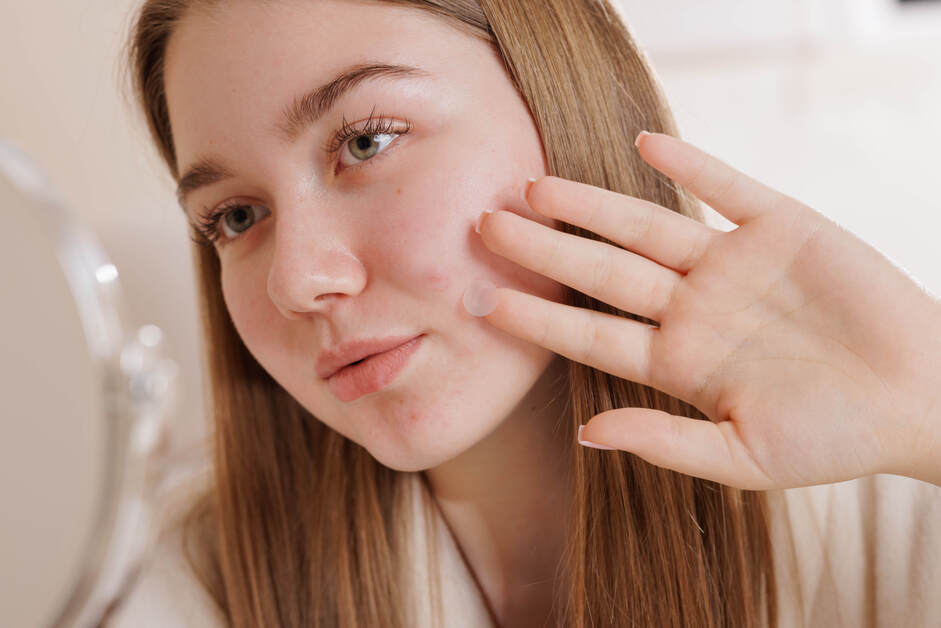 alt=kobieta-uzywajaca-plaster-na-wypryski