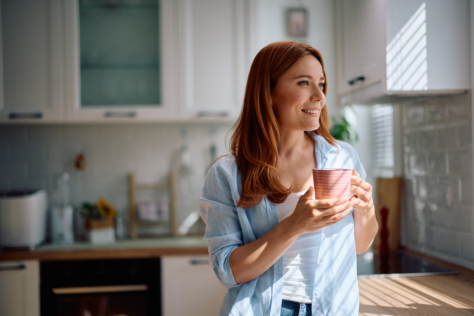 alt=kobieta-pijaca-kawe-grzybowa