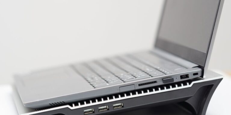 Podstawka pod laptopa – jak wybrać najlepszą do pracy i nauki