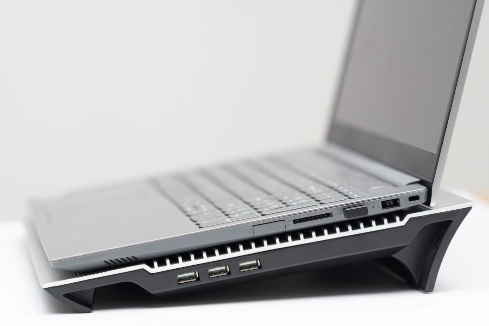 alt=otwarty-laptop-na-chłodzącej-podstawce